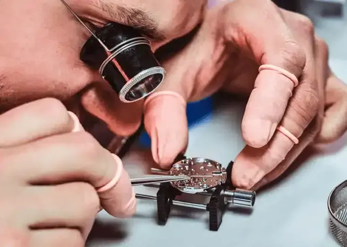 Quartz Analog Overhaul Service | OMEGA